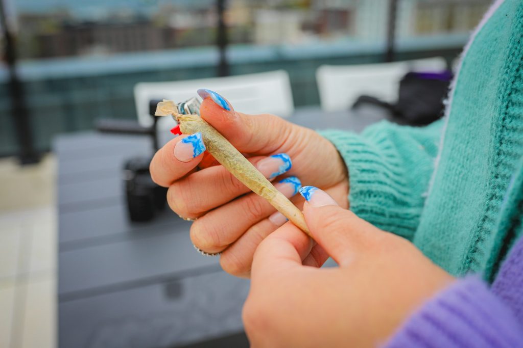 how to roll a joint